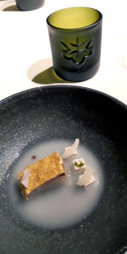 orada daurada amb llet d’arròs i sake, tofu d’ametla tendre i litxi encurtit. Celler de Can Roca